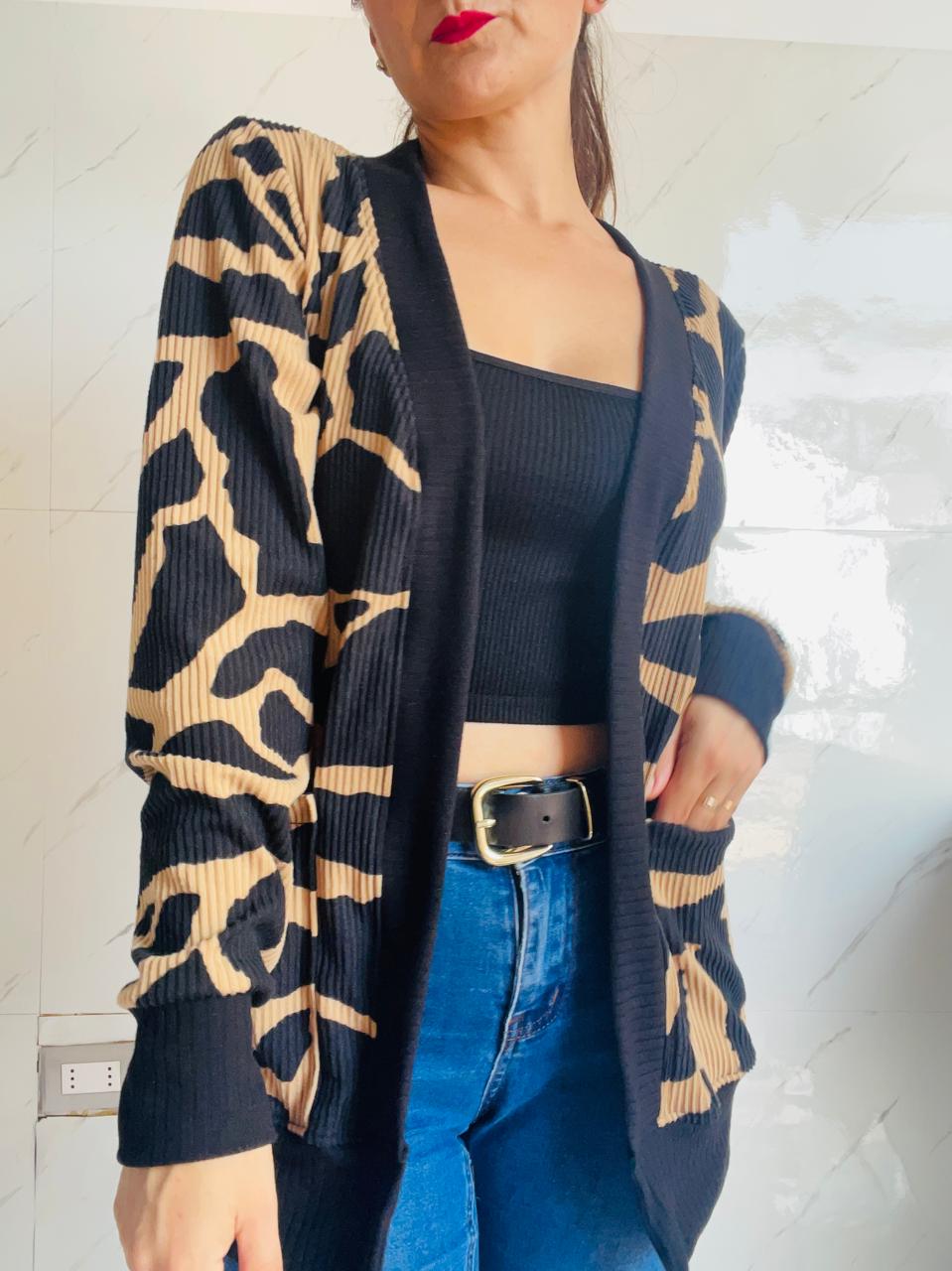 WhatsApp Image 2024-05-24 at 12.56.10 (3) Cardigan animal print - Imagen 1